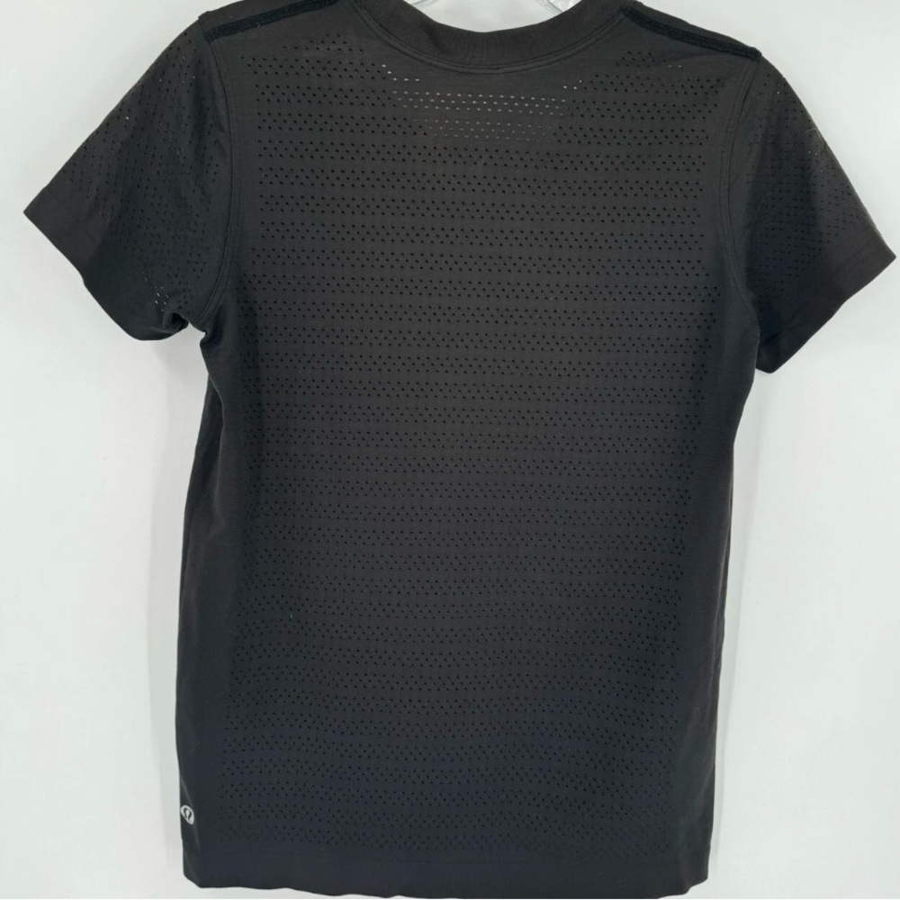 EUC Lululemon Breeze By Short Sleeve *Squad
Black / Black size 8